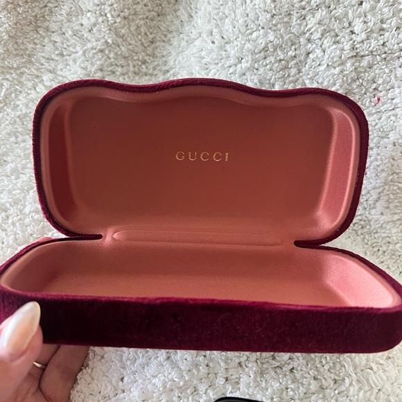 Gucci Sunglasses In Black - Picture 7 of 9